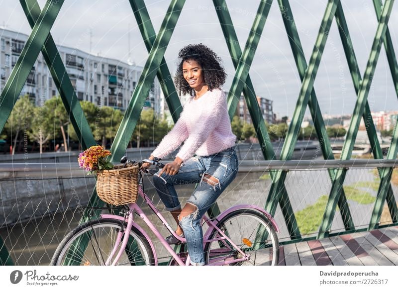 Schwarze junge Frau auf einem Oldtimer-Fahrrad Mädchen altehrwürdig Ausritt schön retro Blume Glück Blumenstrauß Sommer Jugendliche hübsch Frühling Korb