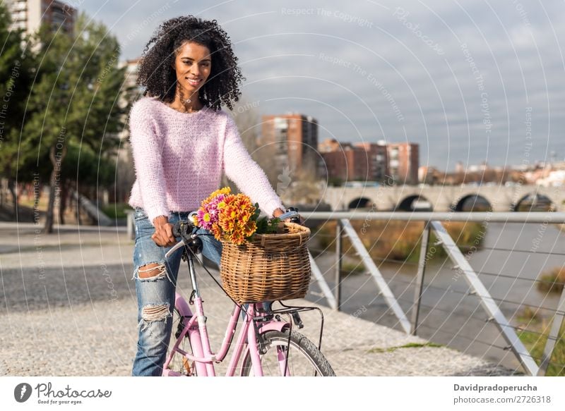 Schwarze junge Frau auf einem Oldtimer-Fahrrad Mädchen altehrwürdig Ausritt schön retro Blume Glück Blumenstrauß Sommer Jugendliche hübsch Frühling Korb