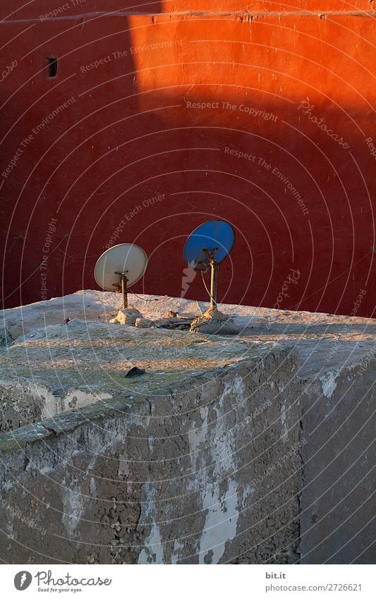 Auf Sonnenempfang... Handwerker Fernseher Technik & Technologie Haus Mauer Wand Fassade Netzwerk Kommunizieren Satellit Schalen & Schüsseln Wärme Marokko Afrika