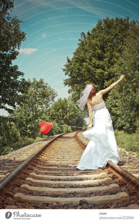 Balance Hochzeit Mensch feminin Frau Erwachsene 1 18-30 Jahre Jugendliche Umwelt Natur Landschaft Himmel Sommer Schönes Wetter Baum Gleise Luftballon Herz