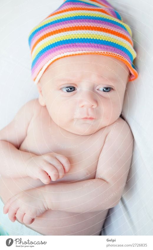 Baby mit einem bunten Kopftuch und blauen Augen Lifestyle Freude Glück schön Haut Gesicht Leben Kind Mensch Kleinkind Junge Kindheit Mund Wärme schlafen träumen