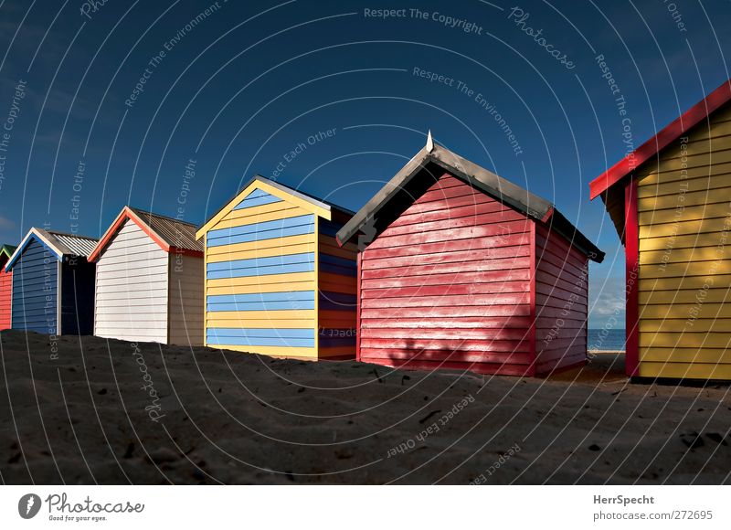 Reihenhäuschen Wolkenloser Himmel Sommer Schönes Wetter Küste Strand Haus Hütte Bauwerk Gebäude ästhetisch Fröhlichkeit frisch schön mehrfarbig Lebensfreude