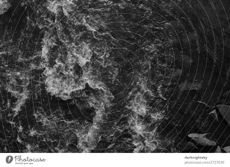 Wildes Wasser und Steine Angeln Wassersport Umwelt Natur Landschaft Urelemente Klima Klimawandel Wetter schlechtes Wetter Regen Wellen Flussufer Wasserfall