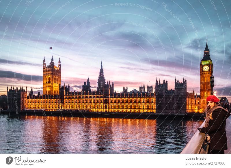 Mädchen vor Big Ben in London Ferien & Urlaub & Reisen Tourismus Ausflug Abenteuer Winter Uhr Frau Erwachsene Umwelt Natur Himmel Wolken Fluss Stadtzentrum