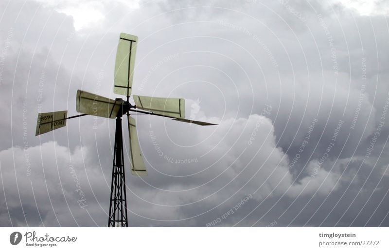 Mit dem Wind Wasserpumpe Wolken dunkel Unwetter Sturm Windmühle Industrie Flügel