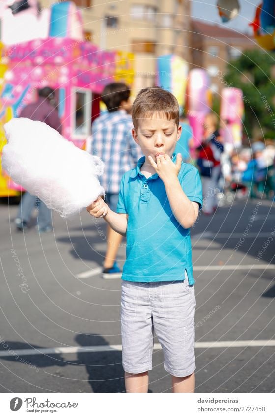 Kind isst Zuckerwatte im Sommerfestival Lifestyle Freude Glück Erholung Freizeit & Hobby Ferien & Urlaub & Reisen Entertainment Mensch Kindheit Hand Park Straße