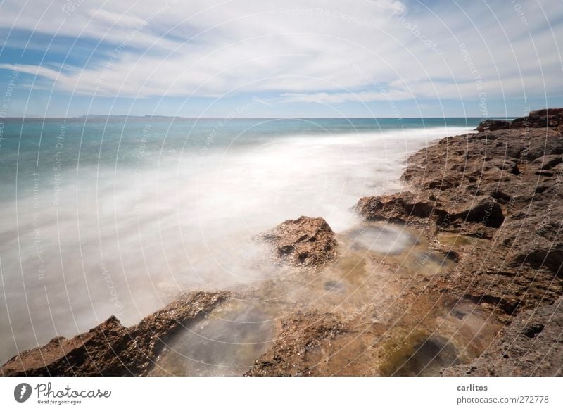 H zwei O Urelemente Luft Himmel Horizont Wind Felsen Wellen Küste Meer Mittelmeer Insel Mallorca Bewegung ästhetisch blau braun türkis weiß Energie Umwelt Ferne