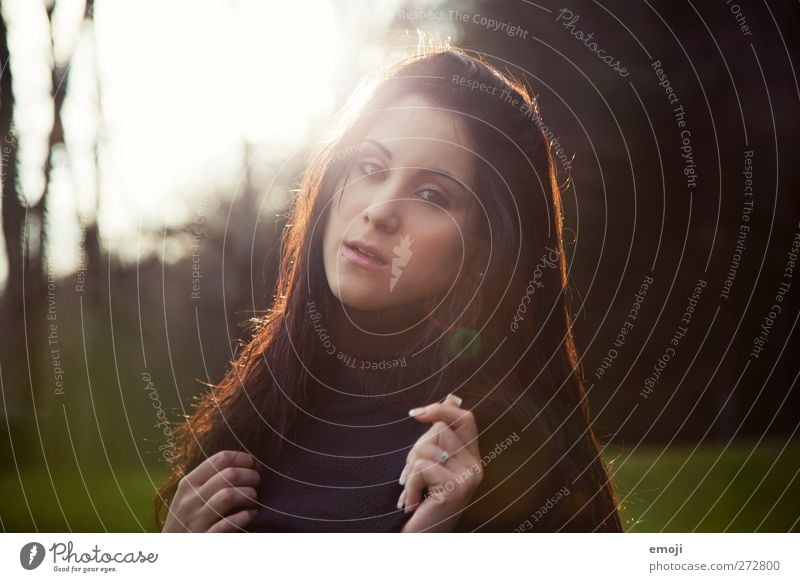 viel feminin Junge Frau Jugendliche 1 Mensch 18-30 Jahre Erwachsene Umwelt Frühling Sommer Herbst Schönes Wetter schön Erotik Farbfoto Außenaufnahme Tag Abend