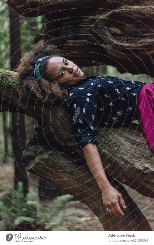 Sinnliche Frau, die in der Baumwurzel posiert. Wald genießen Körperhaltung Wurzel träumen geheimnisvoll urwüchsig Wunderland Model Landschaft Einsamkeit