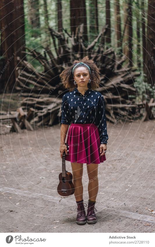 Stylisches Mädchen mit Ukulele in Wald Frau Körperhaltung Natur Spielen Landschaft reisend Gesang Sommer Stil Freiheit Entertainment Musiker Lifestyle