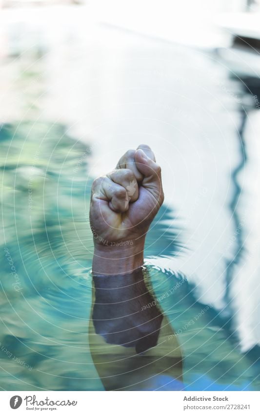 Männliche Hand, die aus der Hand ragt. Schwimmbad Hilfsbereitschaft Risiko ertrinken Wasser Körper herausragen Dringlichkeit untergehen Oberfläche gestikulieren