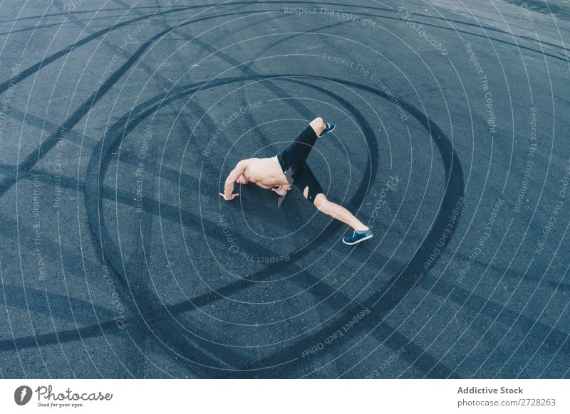 Anonymer Mann, der auf dem Bürgersteig tanzt. Tänzer Gleichgewicht Straßenbelag Handstand Breakdancer akrobatisch sportlich Sport Körperhaltung ohne Hemd Artist