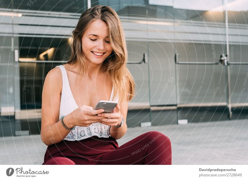 Schöne junge Frau sitzt in der Treppe auf dem Handy. blond Telefon Mobile Technik & Technologie sitzen Außenaufnahme Jugendliche Freitreppe Beautyfotografie