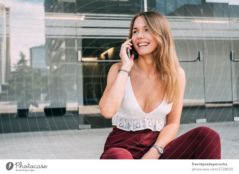 Schöne junge Frau sitzt in der Treppe auf dem Handy. blond Telefon Mobile Technik & Technologie sitzen Außenaufnahme Jugendliche Freitreppe Beautyfotografie