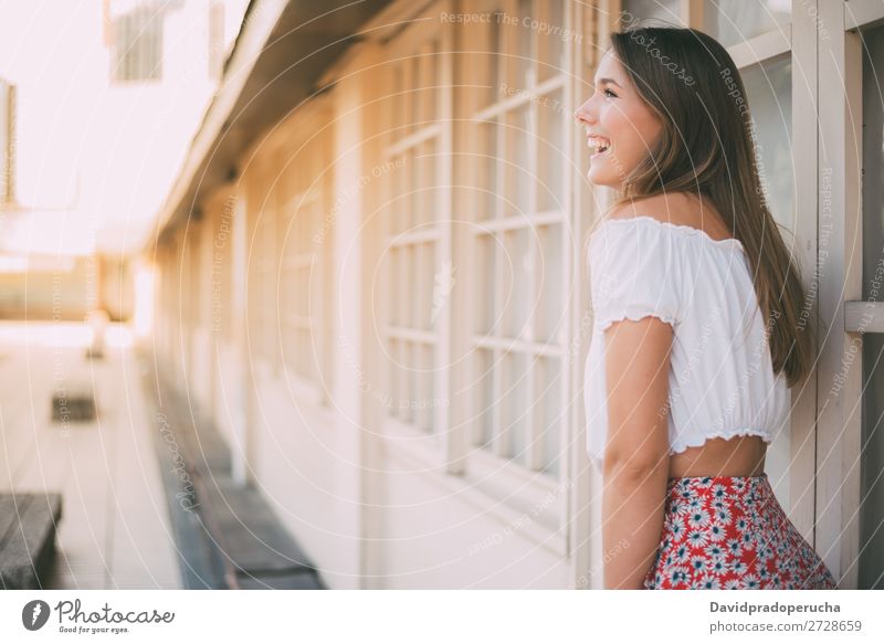 Fröhlich schöne junge Frau blond Lächeln Mode Model Glück rot Jugendliche stehen Gesicht Mädchen Einsamkeit Porträt weiß Sommer Lifestyle Stil Fürsorge