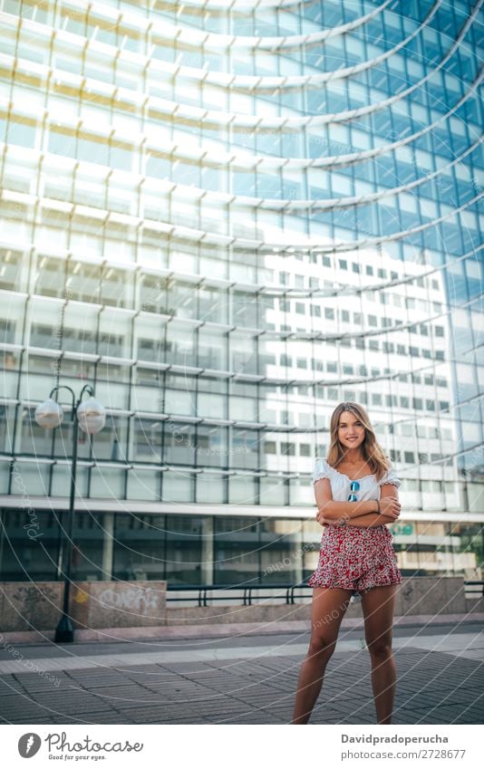 Porträt einer glücklich schönen jungen Frau blond Lächeln Mode Sommer-Modell Glück Sonnenbrille rot Jugendliche stehen Gesicht Mädchen Einsamkeit weiß Lifestyle