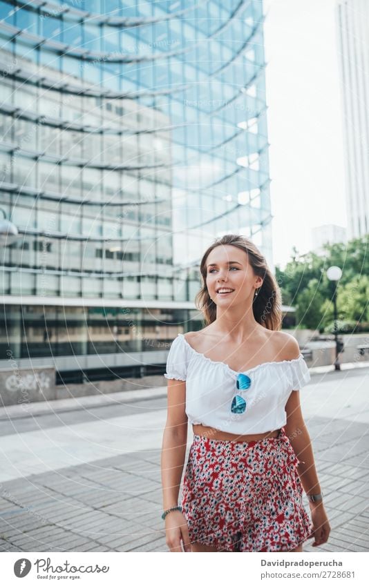 Porträt einer glücklich schönen jungen Frau blond Lächeln Mode Sommer-Modell Glück Sonnenbrille rot Jugendliche stehen Gesicht Mädchen Einsamkeit weiß Lifestyle