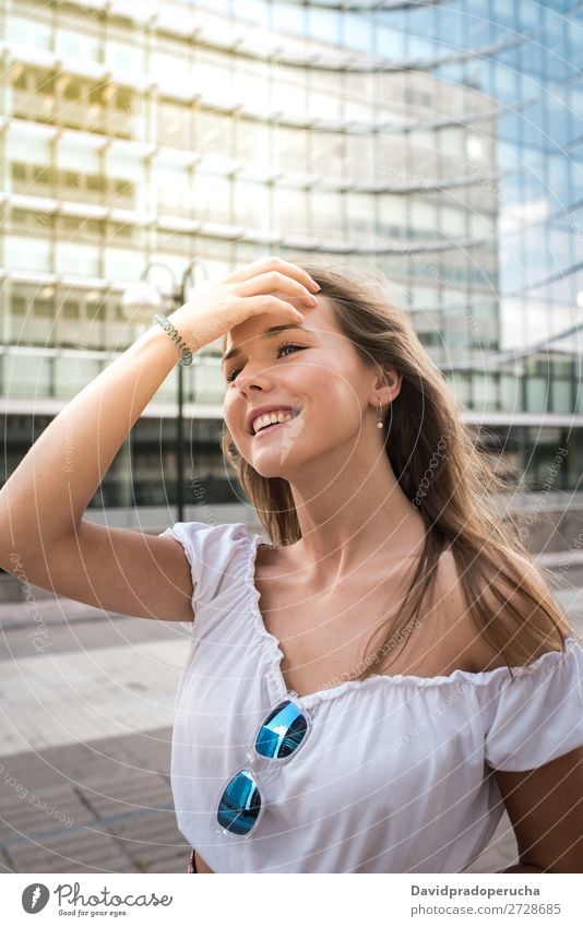 Porträt einer glücklich schönen jungen Frau blond Lächeln Mode Sommer-Modell Glück Sonnenbrille rot Jugendliche stehen Gesicht Mädchen Einsamkeit weiß Lifestyle