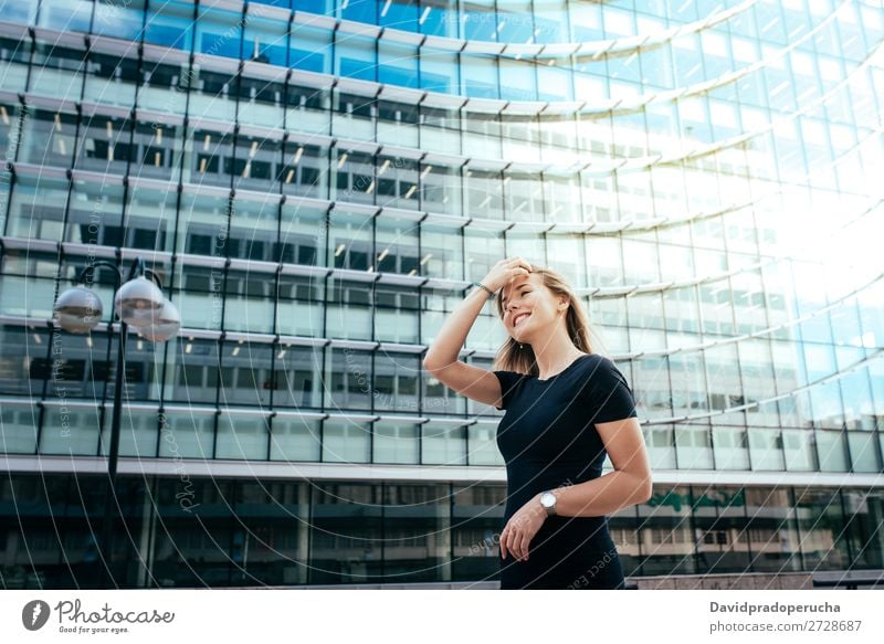 Porträt einer glücklich schönen jungen Frau blond Lächeln Mode Sommer-Modell Glück Sonnenbrille rot Jugendliche stehen Gesicht Mädchen Einsamkeit weiß Lifestyle