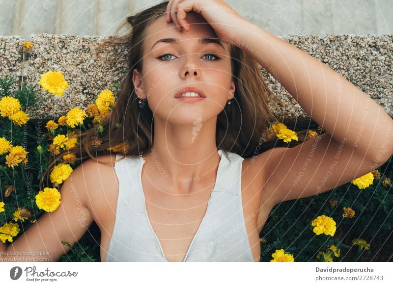 Junge Frau auf Blumen liegend Mensch feminin Jugendliche Erwachsene Körper Haut Gesicht Auge Nase Mund Lippen 1 18-30 Jahre selbstbewußt Tag Blick in die Kamera