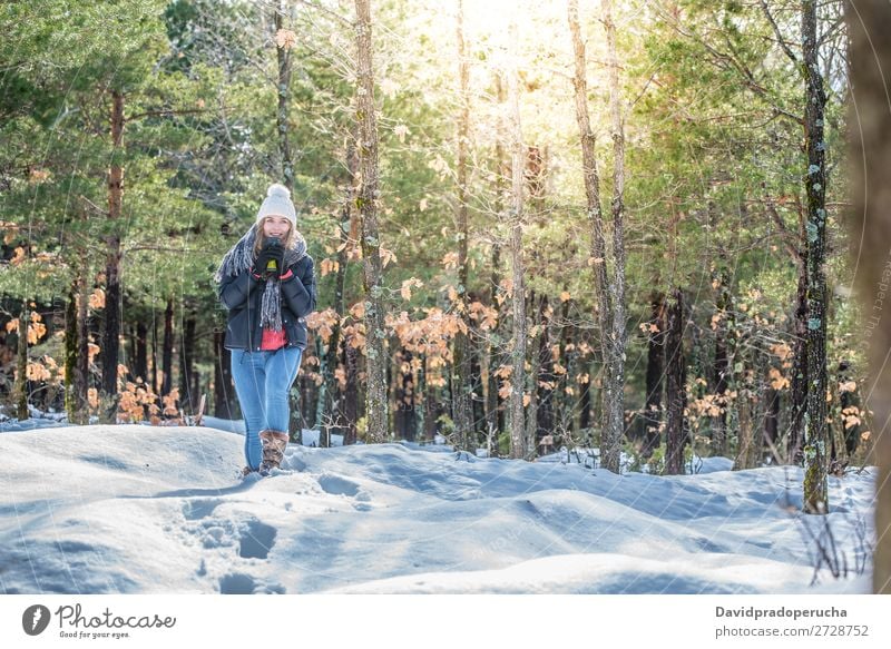 Junge schöne Frau im Winter im Schnee Jugendliche Glück blond Mädchen Kaukasier Erwachsene Mode laufen Haut Außenaufnahme Porträt Luft Mensch Natur Bekleidung