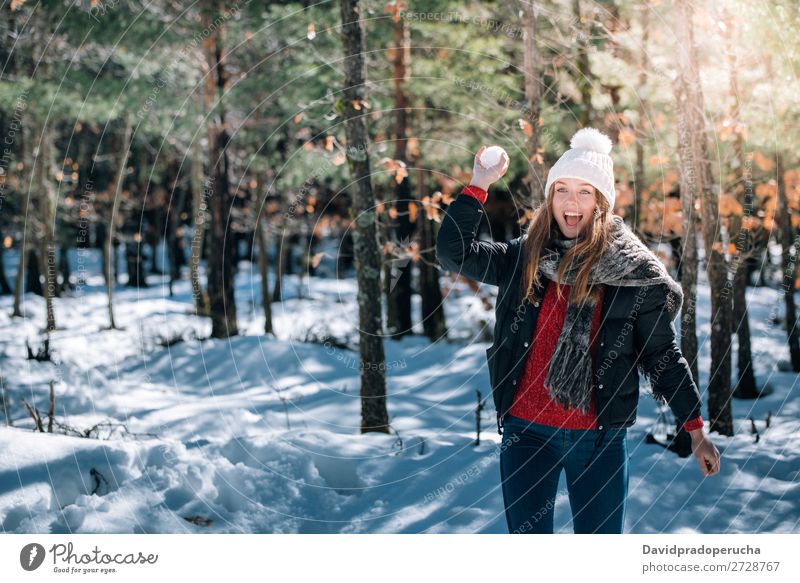 Porträt Junge hübsche Frau beim Genießen und Spielen mit Schnee im Winter genießend Spaß haben Jugendliche Glück blond Nahaufnahme schön Mädchen Kaukasier