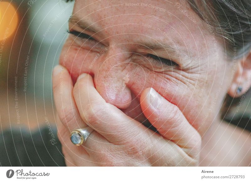 zum Kaputtlachen (UT Dresden) feminin Frau Erwachsene Gesicht Hand 1 Mensch Ring Edelstein Fröhlichkeit lustig natürlich Freude Humor Witz heiter Farbfoto