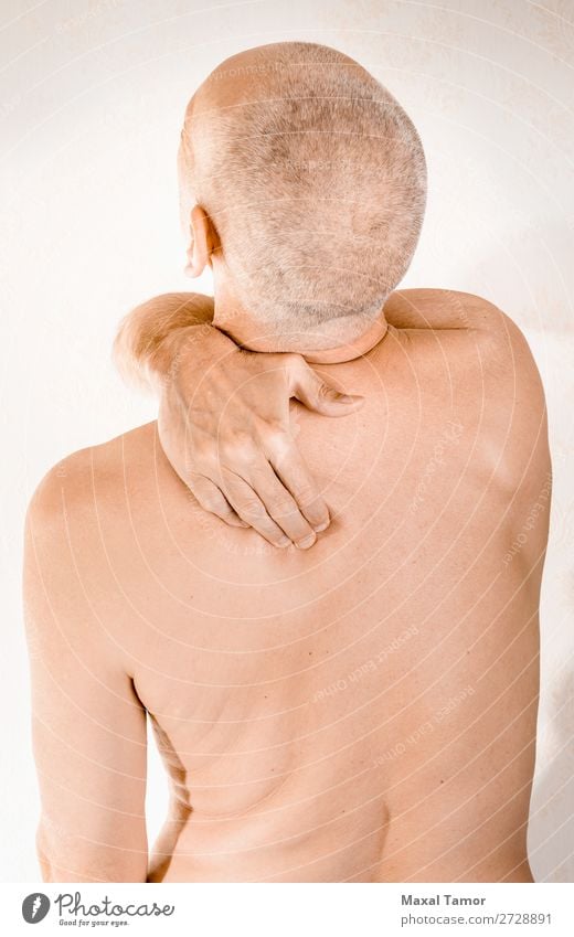 Mann mit Brustwirbel- oder Trapezmuskelschmerzen Körper Gesundheitswesen Krankheit Medikament Massage Mensch Erwachsene Hand muskulös Schmerz Stress Neuralgie