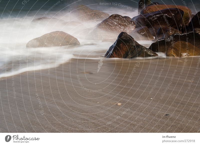 wassernebel Landschaft Urelemente Wasser Schönes Wetter Wellen Küste Strand Ostsee Stein Sand nass natürlich blau braun weiß Heiligendamm Farbfoto