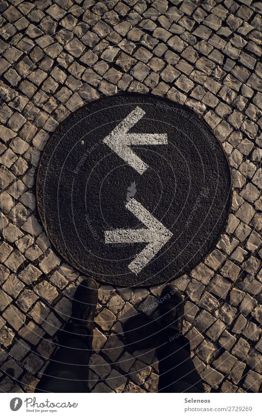 Richtungswechsel Beine Fuß 1 Mensch Schuhe Zeichen Schriftzeichen Schilder & Markierungen Hinweisschild Warnschild Verkehrszeichen Linie Pfeil Bewegung Beginn