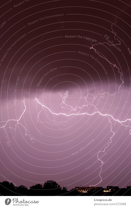 Flash, ahaaaaaa 2 Sommer Regen Gewitter Blitze Aggression außergewöhnlich bedrohlich violett schwarz weiß Unwetter Farbfoto Außenaufnahme Menschenleer