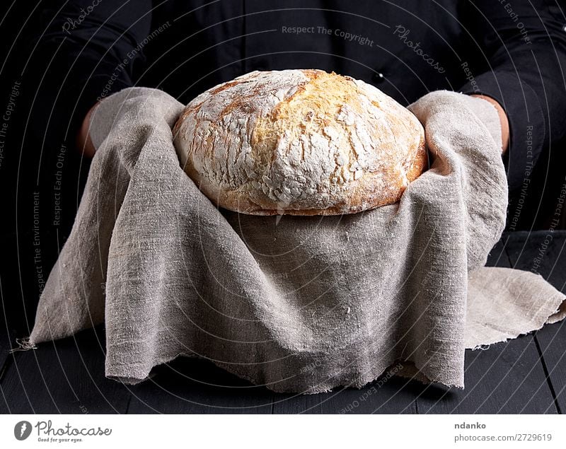 gebackenes hausgemachtes Brot Ernährung Tisch Küche Mensch Hand Holz Essen machen dunkel frisch braun schwarz weiß Tradition Backwaren Bäcker Bäckerei