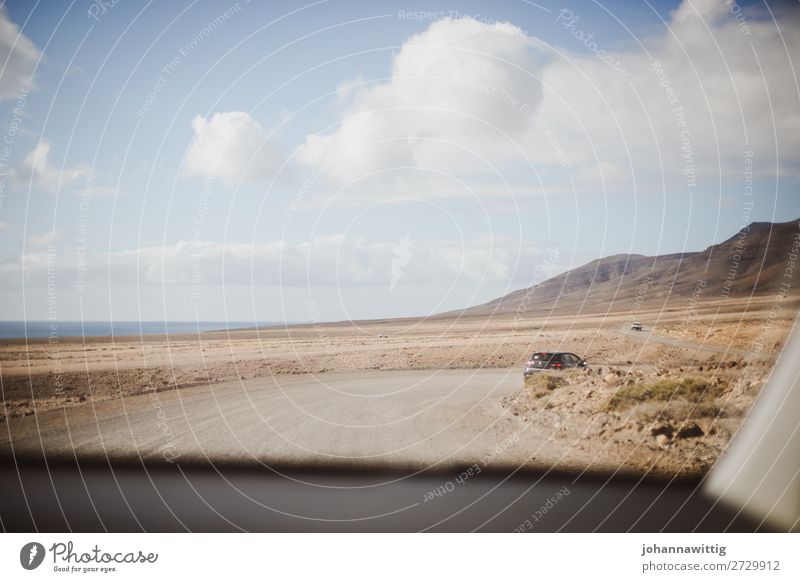 Blick auf eine leere Landschaft durch das Autofenster Straße Autoreise Ferne jugendlich Lanzarote Lücke Unbeschwertheit Meer Berge u. Gebirge