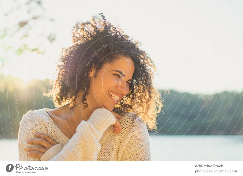 Fröhliche Frau am See Natur heiter Sommer Wasser Jugendliche Glück schön Lächeln Fröhlichkeit Beautyfotografie grün Lifestyle Sonnenuntergang Abend