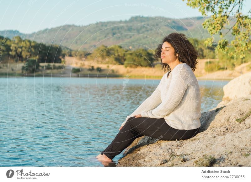 Frau ruht sich am See aus sitzen Küste ruhen Augen geschlossen Stein Felsen Natur Wasser Jugendliche Sommer Mensch Landschaft Einsamkeit