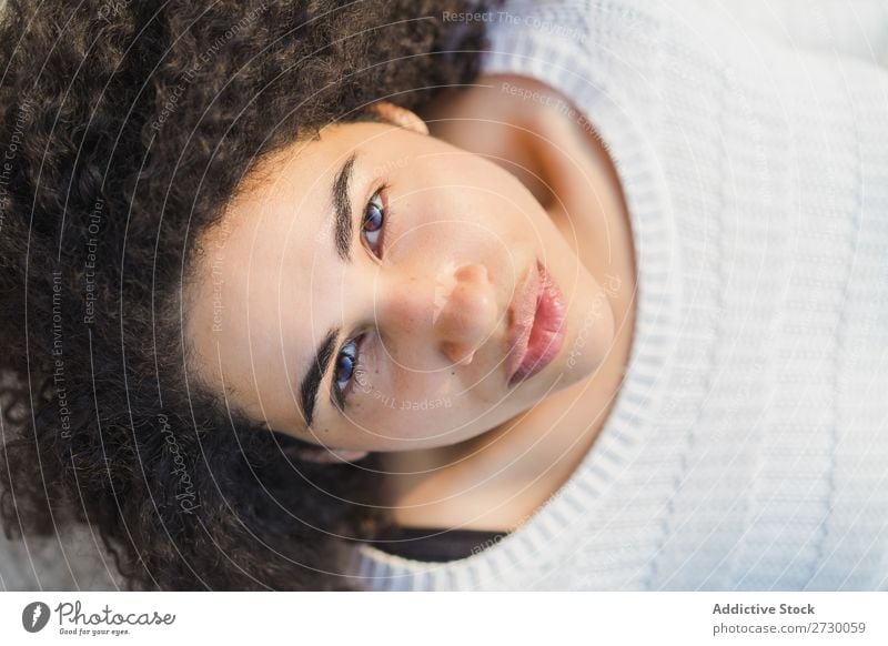 Frau auf Stein liegend lügen Beautyfotografie Erholung schön hübsch attraktiv Lächeln Felsen Natur heiter Zufriedenheit ruhig aussruhen Freizeit & Hobby