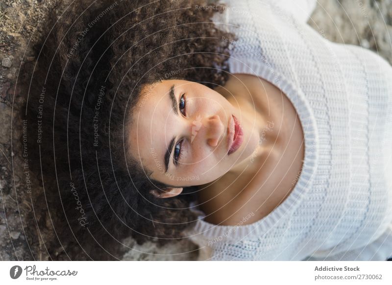 Lächelnde Frau auf Stein lügen Beautyfotografie Erholung schön hübsch attraktiv Felsen Natur heiter Zufriedenheit ruhig aussruhen Freizeit & Hobby friedlich