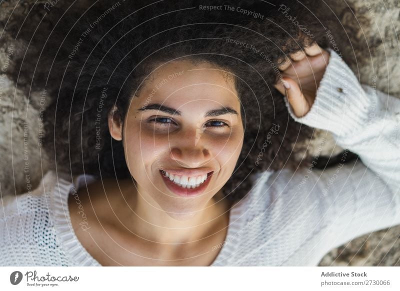 Lächelnde Frau auf Stein lügen Beautyfotografie Erholung schön hübsch attraktiv Felsen Natur heiter Zufriedenheit ruhig aussruhen Freizeit & Hobby friedlich