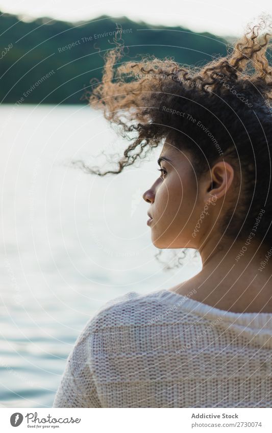 Frau auf der Natur mit fliegenden Haaren Sommer genießen fliegendes Haar träumen Körperhaltung harmonisch Landschaft Freiheit wehendes Haar lockig lässig schön