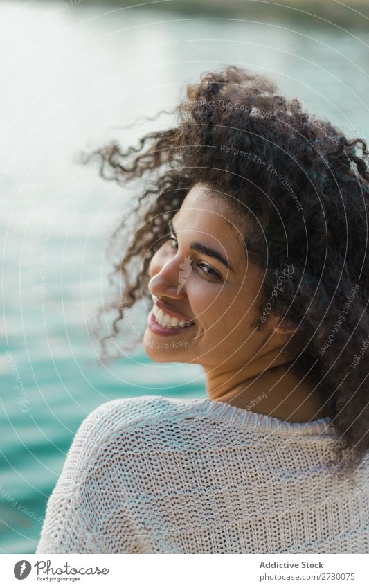 Frau auf der Natur mit fliegenden Haaren Sommer genießen fliegendes Haar träumen Körperhaltung harmonisch Landschaft Freiheit wehendes Haar lockig lässig schön