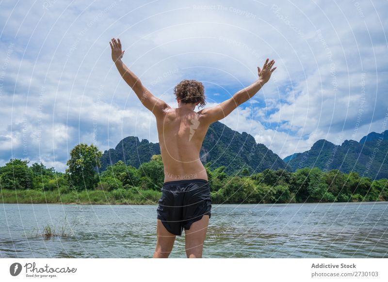 Ein Mann, der in den Tropen posiert. Urwald Berge u. Gebirge Freiheit Körperhaltung Natur Landschaft Abenteuer Fluss Sommer Ferien & Urlaub & Reisen Umwelt