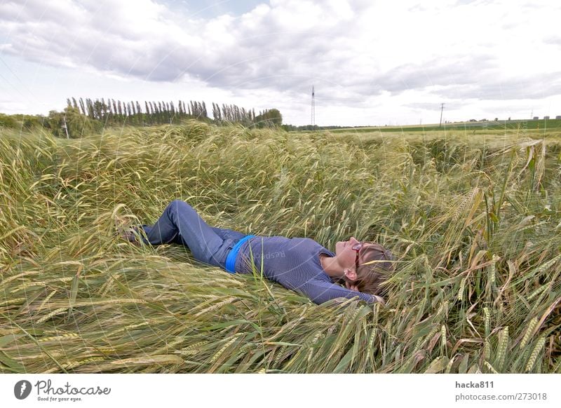 Ein Bett im Kornfeld Lifestyle Glück Freizeit & Hobby Ausflug Freiheit Sommer Sonne Mensch feminin Junge Frau Jugendliche Leben 1 18-30 Jahre Erwachsene Natur