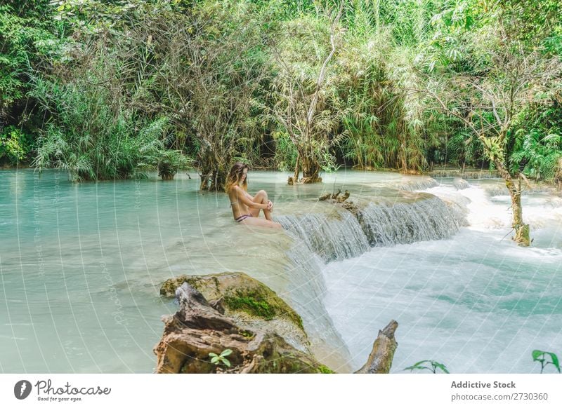 Frau am See sitzend Mädchen Wegsehen Wald Kaskade Natur Landschaft Wasser Ferien & Urlaub & Reisen Fluss Wasserfall Park schön grün strömen Tourismus fließen