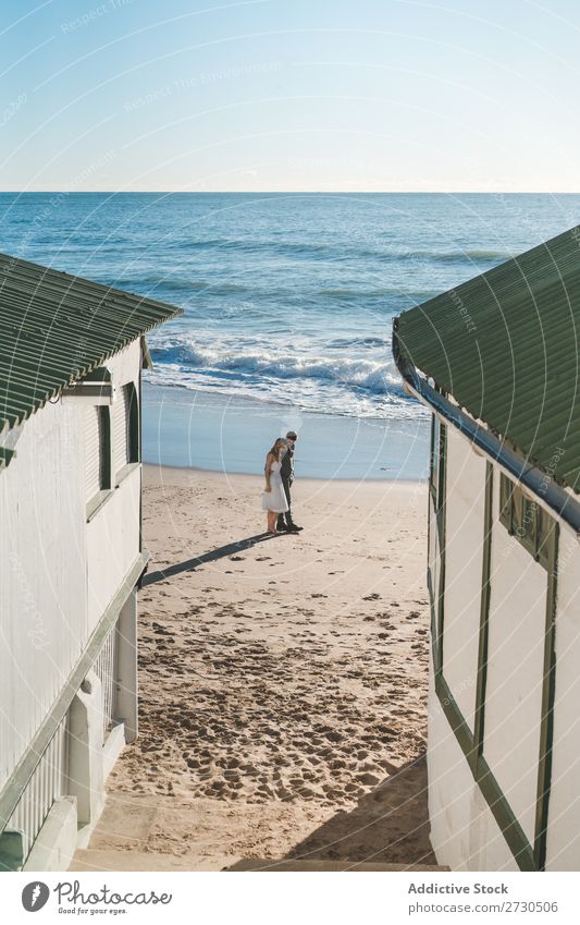 Romantische Braut und Bräutigam beim Spaziergang am Strand Paar striegeln Landschaft Natur Promenade romantisch Außenaufnahme Seeküste Zusammensein Liebe Meer