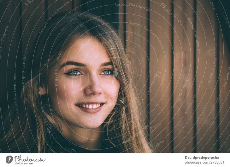 Porträt Junge hübsche Frau im Winter in einer Blockhütte im Schnee Jugendliche Glück Blockhaus Hütte Totholz Holz niedlich blond Nahaufnahme schön Mädchen