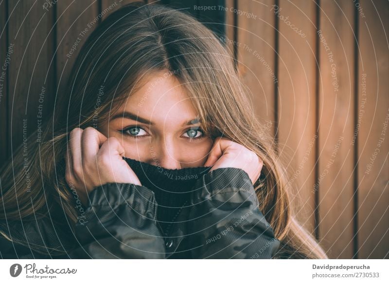 Porträt Junge hübsche Frau im Winter in einer Blockhütte im Schnee Jugendliche Glück Blockhaus Hütte Totholz Holz niedlich blond Nahaufnahme schön Mädchen