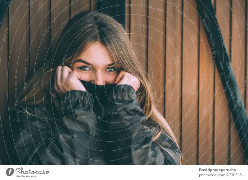 Porträt Junge hübsche Frau im Winter in einer Blockhütte im Schnee Jugendliche Glück Blockhaus Hütte Totholz Holz niedlich blond Nahaufnahme schön Mädchen