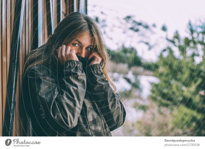 Porträt Junge hübsche Frau im Winter in einer Blockhütte im Schnee Jugendliche Glück Blockhaus Hütte Totholz Holz niedlich blond Nahaufnahme schön Mädchen