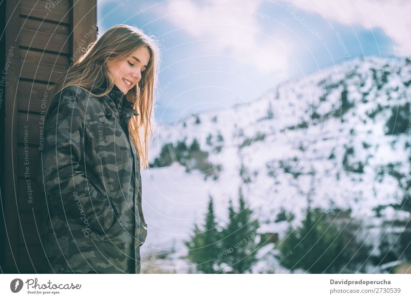 Porträt Junge hübsche Frau im Winter in einer Blockhütte im Schnee Jugendliche Glück Blockhaus Hütte Totholz Holz niedlich blond Nahaufnahme schön Mädchen