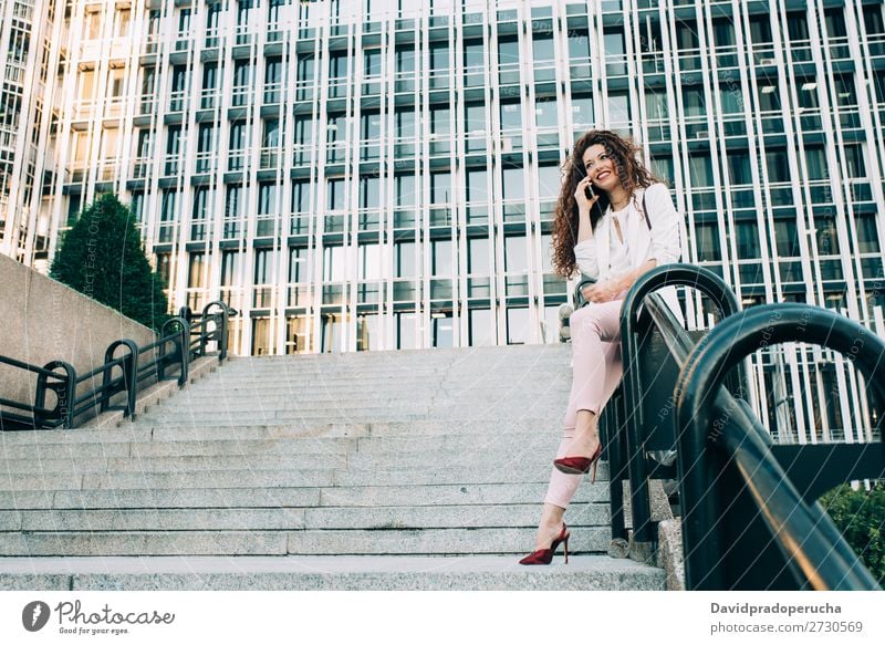 Junge rothaarige Geschäftsfrau, die die Treppe hinaufgeht. Frau Business Technik & Technologie Arbeit & Erwerbstätigkeit laufen Anzug rosa Chef Dame lernen